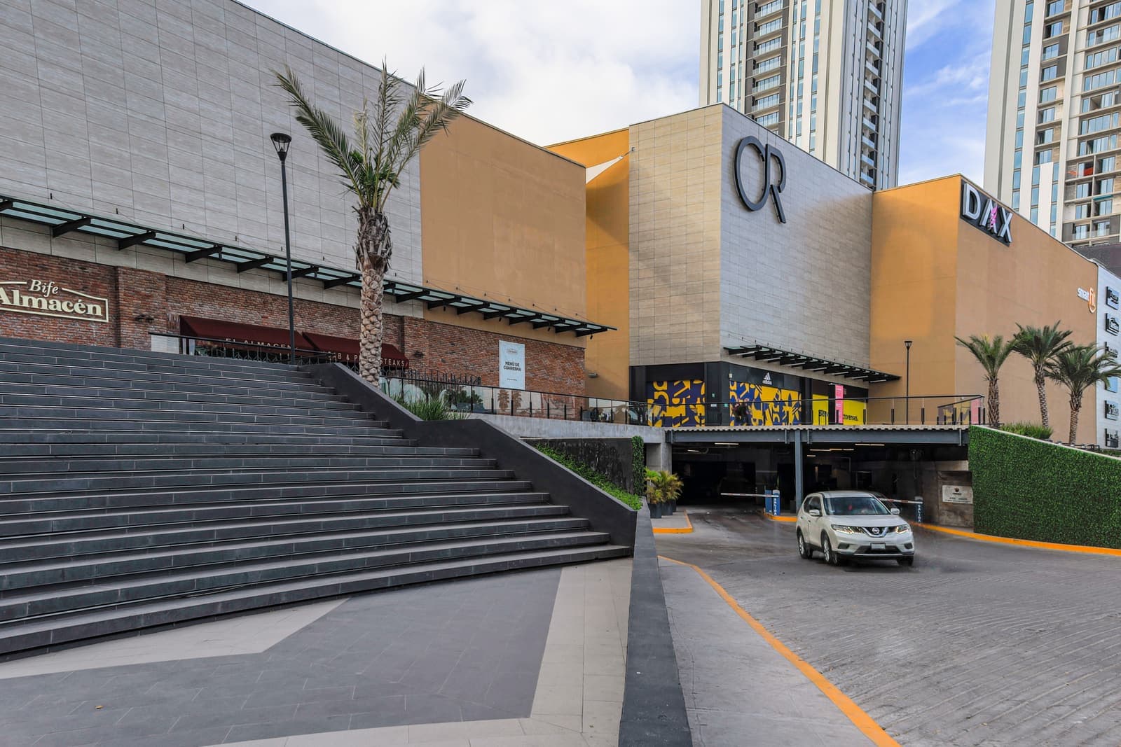 Acceso principal del centro comercial