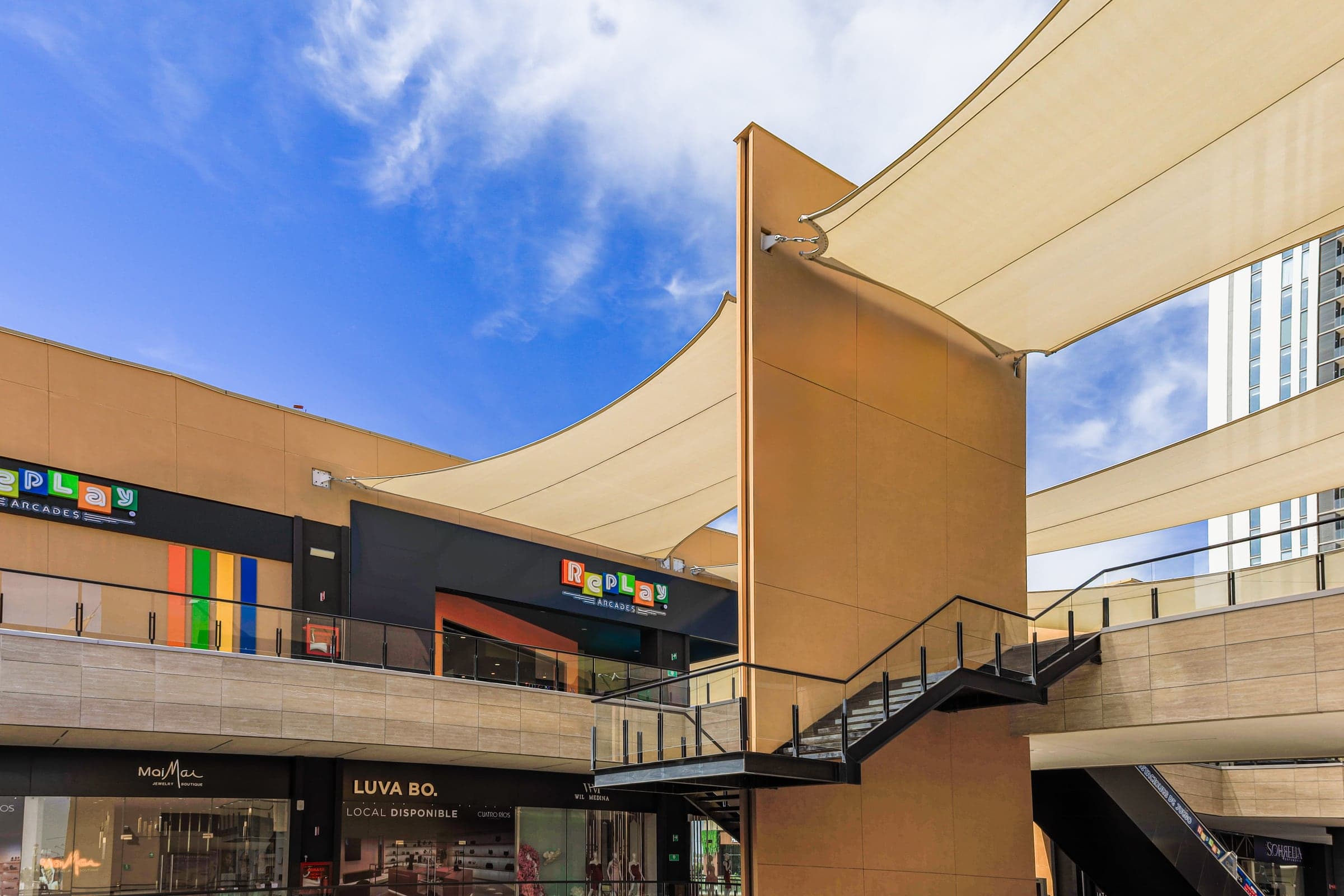 Paseo comercial al aire libre con velarias en Cuatro Ríos